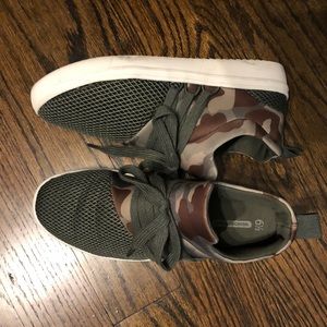 Camo sneakers 6.5